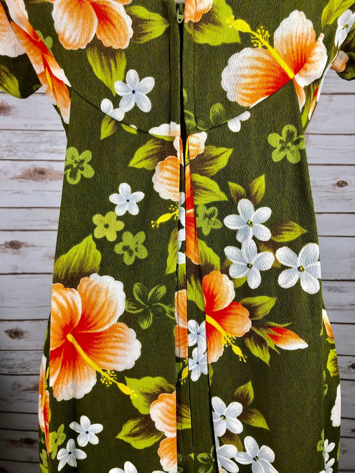 Live: 110 Vintage dress 1970s Green Hawaiian Flower
