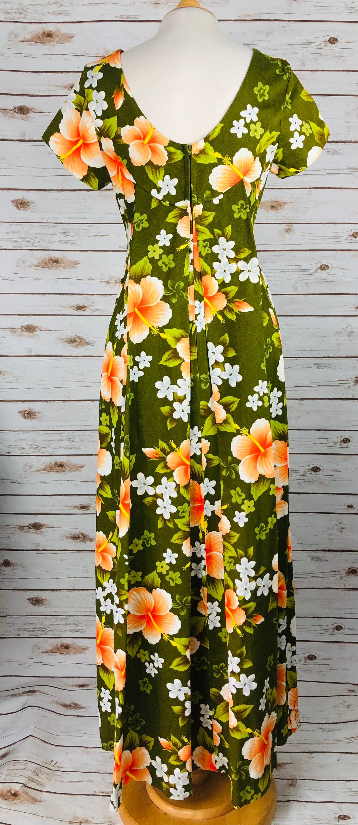 Live: 110 Vintage dress 1970s Green Hawaiian Flower